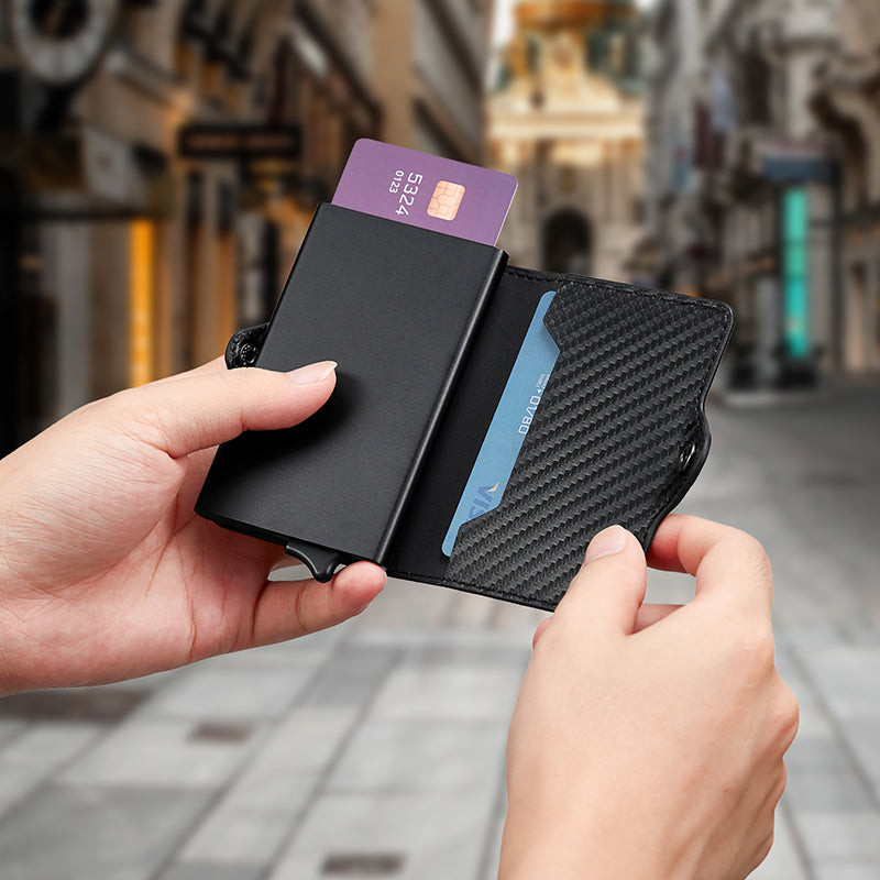 محفظة بولي يوريثان (PU) مغناطيسية لحفظ البطاقات من ألياف الكربون بتقنية حجب RFID - تفتح تلقائياً